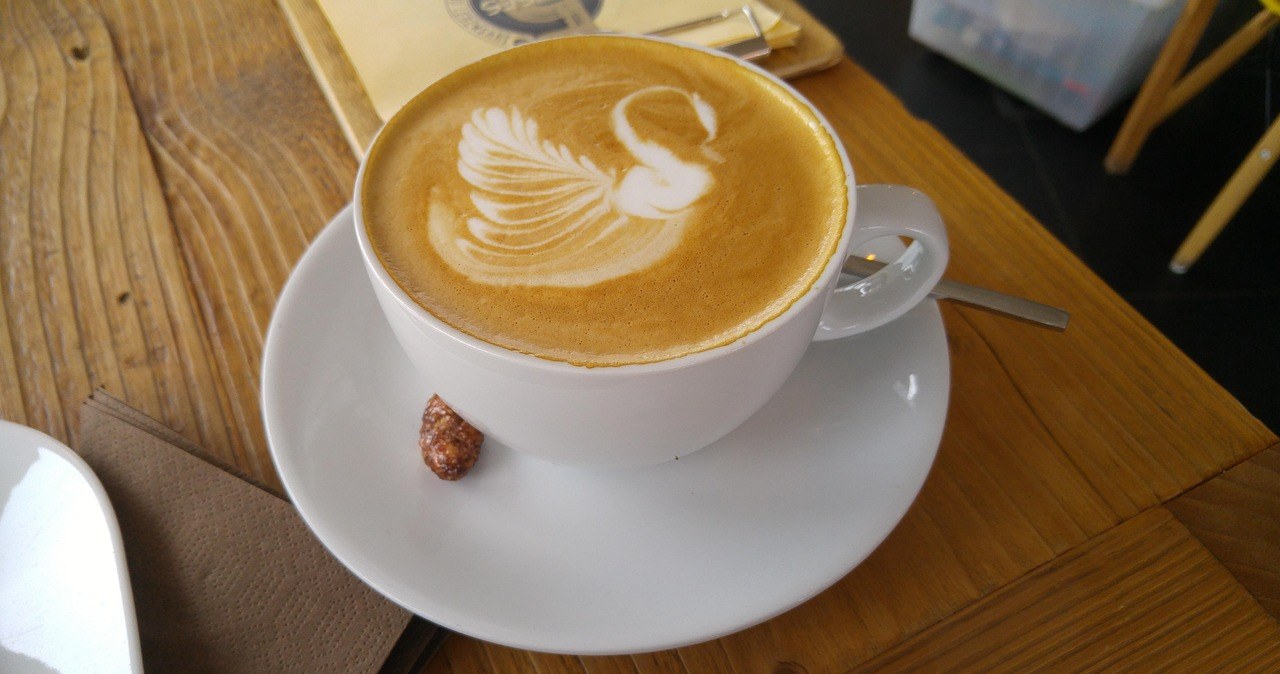 Kawa cappuccino z mleczną pianką /robingrether