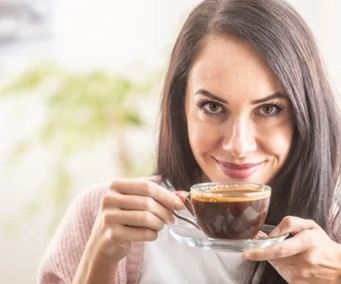 Kawa działa najlepiej tylko o jednej godzinie. Nowe badania mówią jasno, kiedy ją pić 