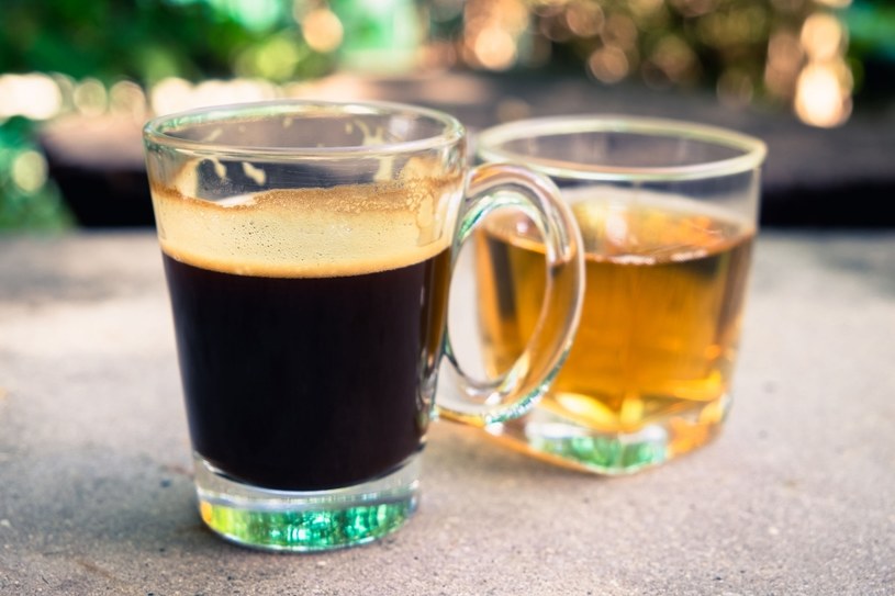 Kawa, herbata i wino nie tyle wypłukują, co utrudniają wchłanianie żelaza /©123RF/PICSEL