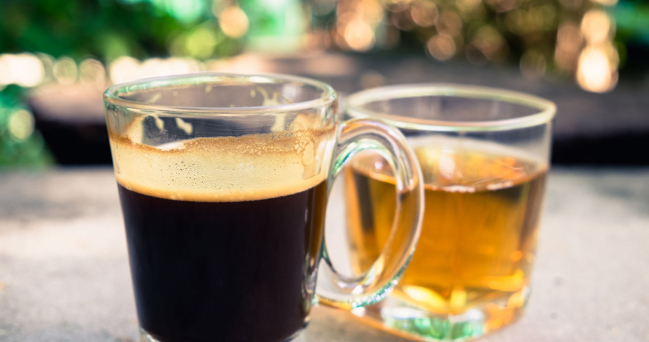 Kawa, herbata i wino nie tyle wypłukują, co utrudniają wchłanianie żelaza /©123RF/PICSEL