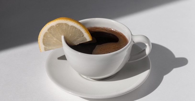 Kawa i cytryna to sprzymierzeńcy osób z dną moczanową /123RF/PICSEL