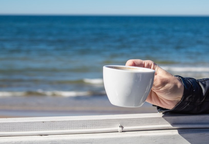 Kawa i herbata, spożywane w nadmiarze, mogą się przyczynić do częstych wizyt w toalecie /123RF/PICSEL