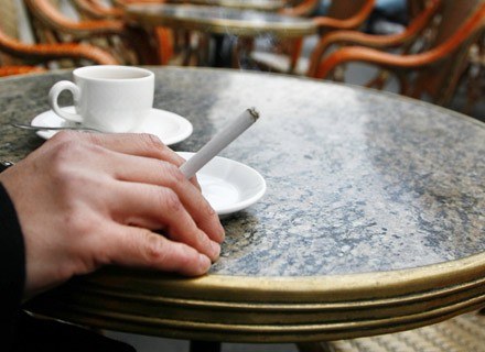 Kawa i papieros - już nie śniadanie mistrzów? /AFP