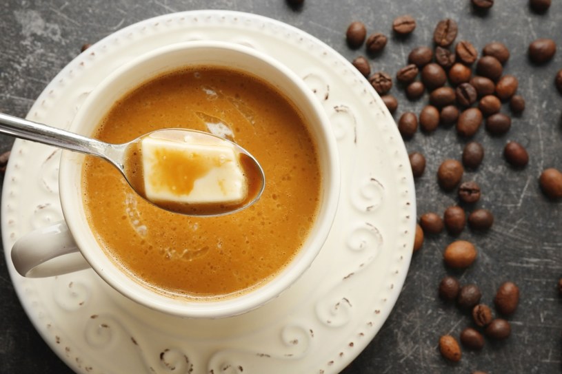 Kawa kuloodporna to kawa z dodatkiem oleju kokosowego MCT, który ma działanie hamujące łaknienie i rozgrzewające /123RF/PICSEL