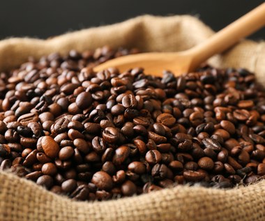 Kawa na giełdach potaniała o prawie 40 proc. W sklepach jest coraz droższa