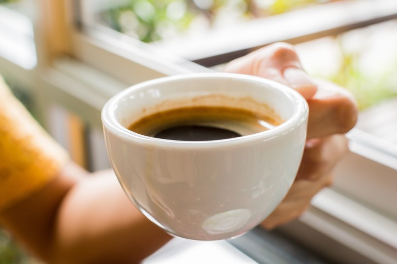 Kawa w nadmiarze szkodzi. Jakie objawy mogą się pojawić po spożyciu większej ilości kofeiny? /123RF/PICSEL