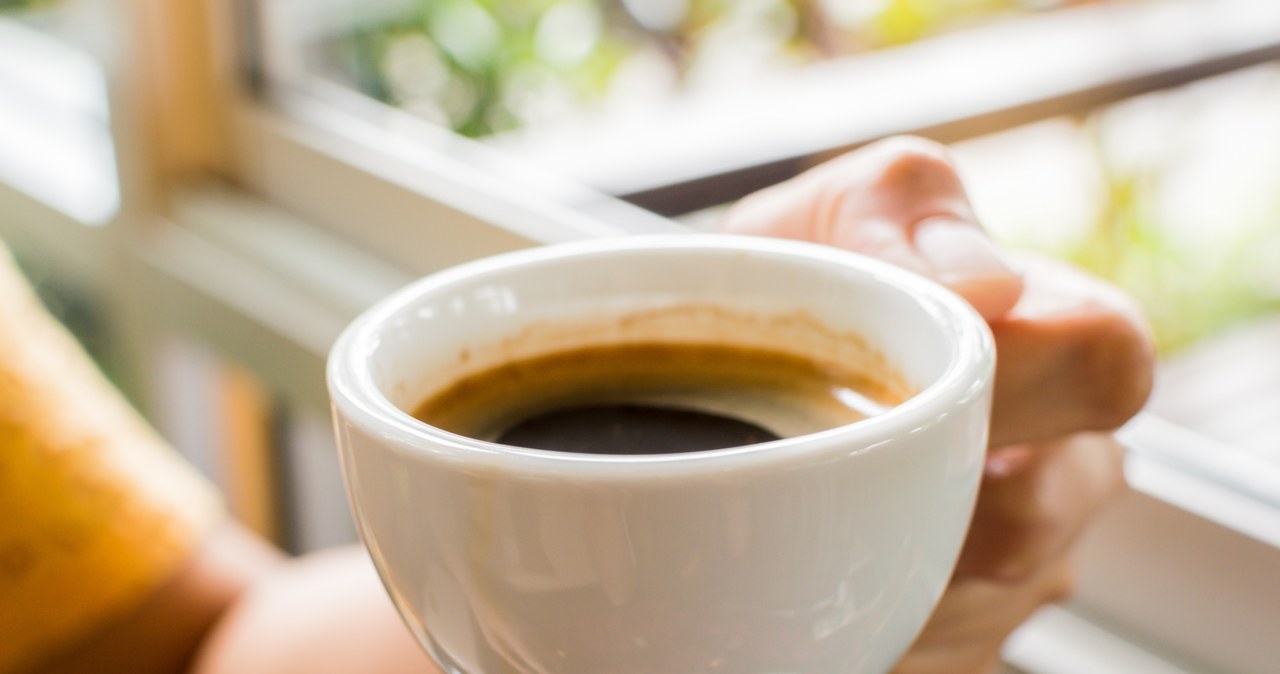 Kawa w nadmiarze szkodzi. Jakie objawy mogą się pojawić po spożyciu większej ilości kofeiny? /123RF/PICSEL