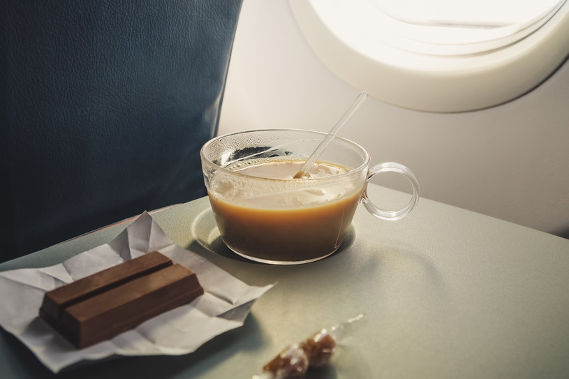 Kawa w samolocie? Kiepski pomysł /123RF/PICSEL