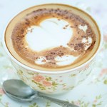 Kawa z dodatkiem, którą Francuzki zaczynają dzień. Nic dziwnego, że mają talię osy 