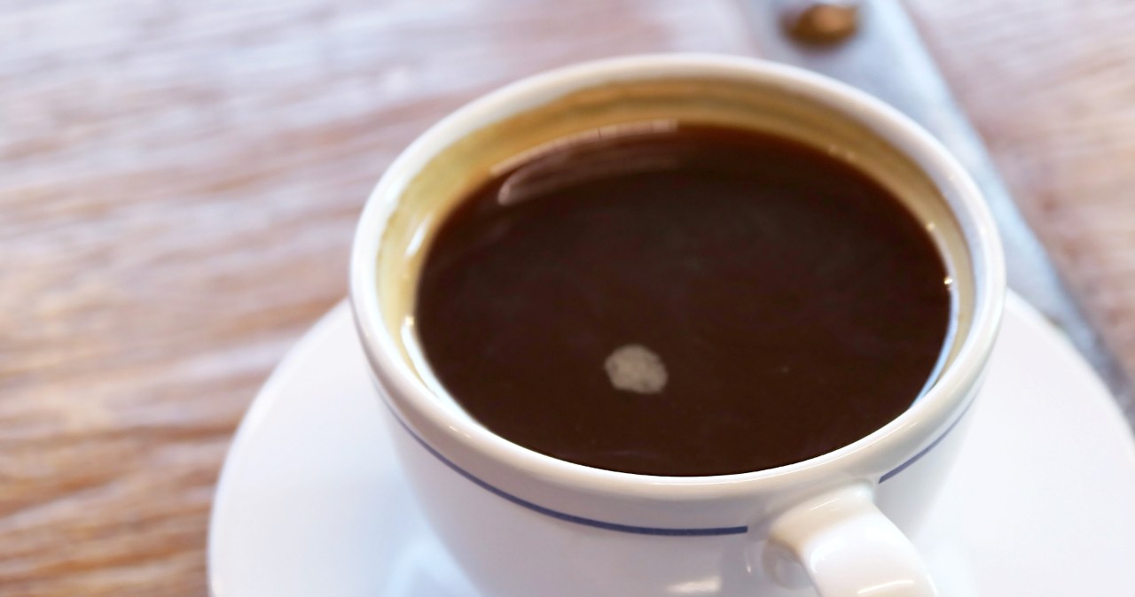 Kawa z dodatkiem oliwy z oliwek ma swoje uzasadnienie zdrowotne. /lovelypeace /123RF/PICSEL