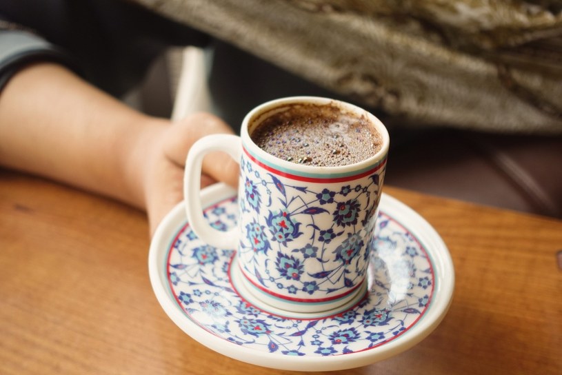 Kawa z nietypowym dodatkiem pomaga w odchudzaniu i na bóle głowy. Poprawia też nastrój