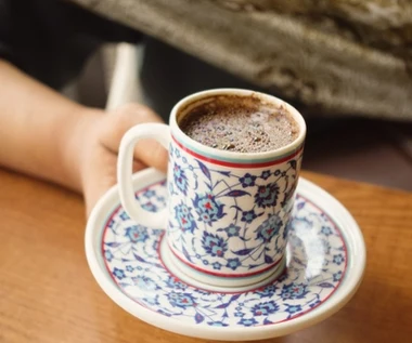 Kawa z nietypowym dodatkiem pomaga w odchudzaniu i na bóle głowy. Poprawia też nastrój