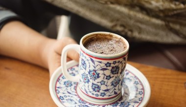 Kawa z nietypowym dodatkiem pomaga w odchudzaniu i na bóle głowy. Poprawia też nastrój