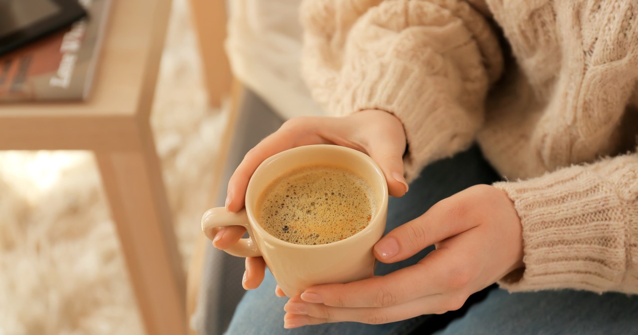 Kawa z tym dodatkiem doskonale wspiera kondycję skóry, włosów i paznokci. / serezniy /123RF/PICSEL