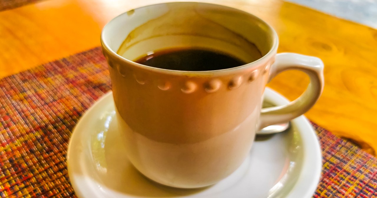 Kawa z tym dodatkiem hamuje apetyt i chroni serce. /arkadijschell /123RF/PICSEL