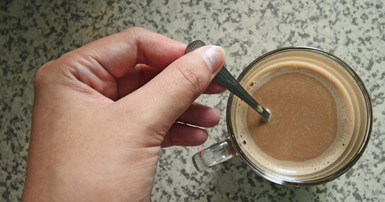 Kawa z tym dodatkiem może wspierać odchudzanie. /pimonpim /123RF/PICSEL