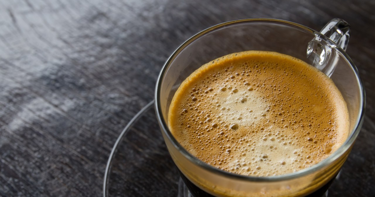 Kawa z tym dodatkiem obniża poziom cukru i poprawia koncentrację. /kittiwat /123RF/PICSEL