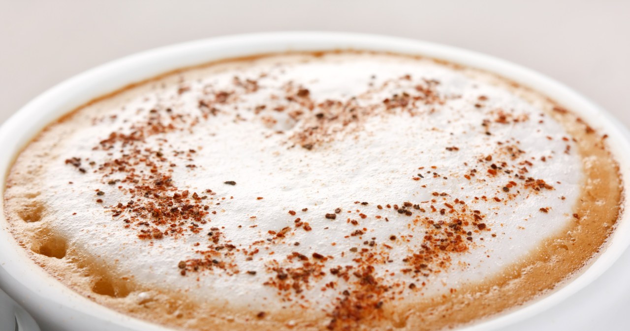 Kawa z tym dodatkiem to remedium na wiele dolegliwości /maxsheb /123RF/PICSEL