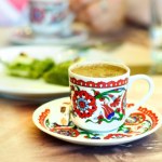 matcha Kawa z "zielonym prądem" to koniec mgły mózgowej. Ten duet zmusza organizm do spalania tłuszczu