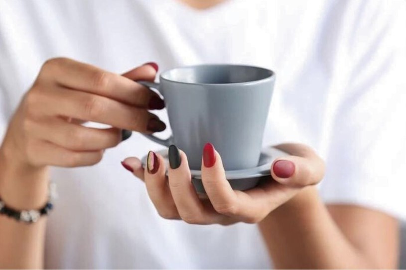Kawa, zielona lub czarna herbata to również napoje, które dobrze nawadniają organizm /123RF/PICSEL