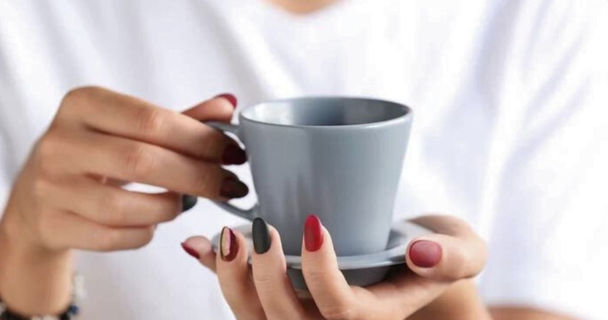 Kawa, zielona lub czarna herbata to również napoje, które dobrze nawadniają organizm /123RF/PICSEL