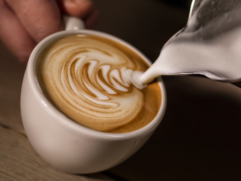 Kawa, zwłaszcza z dodatkiem tłustego mleka i cukru, zaszkodzi osobom chorującym na refluks /123RF/PICSEL
