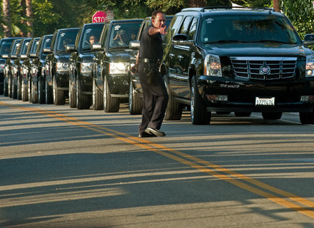 Kawalkada aut z członkami rodziny Michaela Jacksona w drodze na cmentarz /arch. AFP