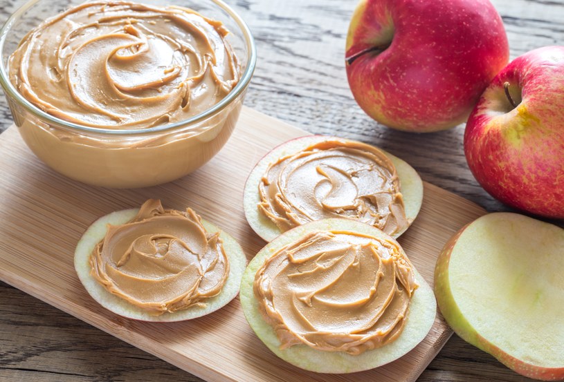 Kawałki jabłka z masłem orzechowym dostarczą błonnika, witamin i zdrowych tłuszczów /123RF/PICSEL