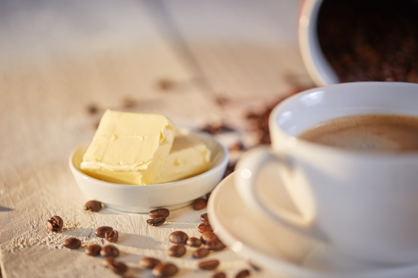 Kawę kuloodporną z dodatkiem masła lub oleju kokosowego należy dokładnie zblendować /123RF/PICSEL