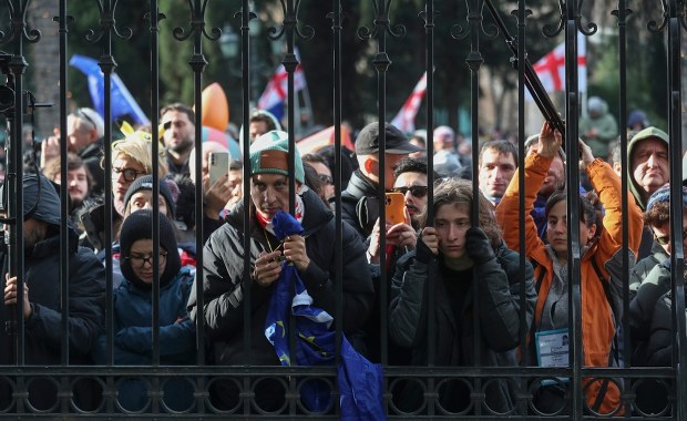 Kawelaszwili zaprzysiężony na prezydenta Gruzji. Protesty przed parlamentem 