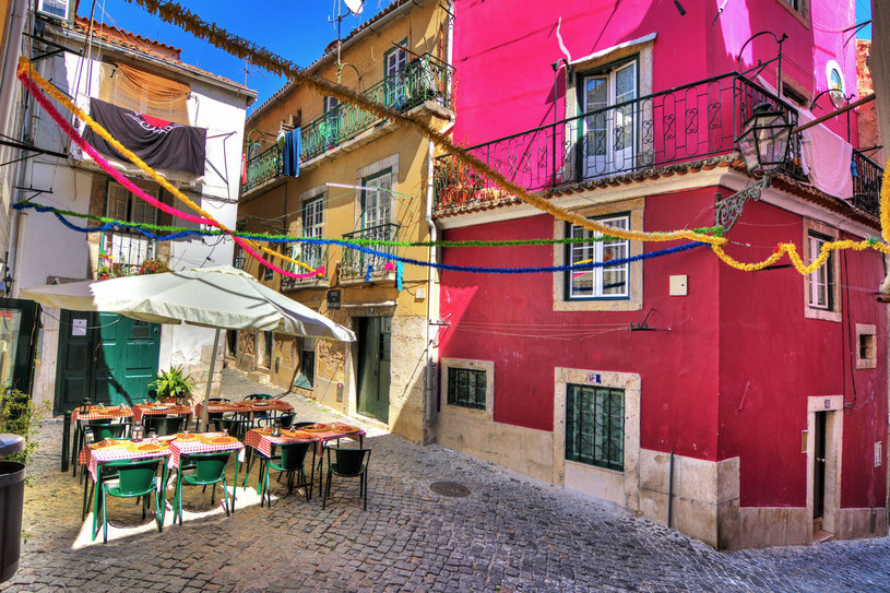 Kawiarnie i restauracje znajdują się w ciasnych uliczkach Lizbony /Picsel /123RF/PICSEL