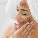 Kawowa maseczka i peeling. Naturalny sposób na odświeżenie skóry twarzy