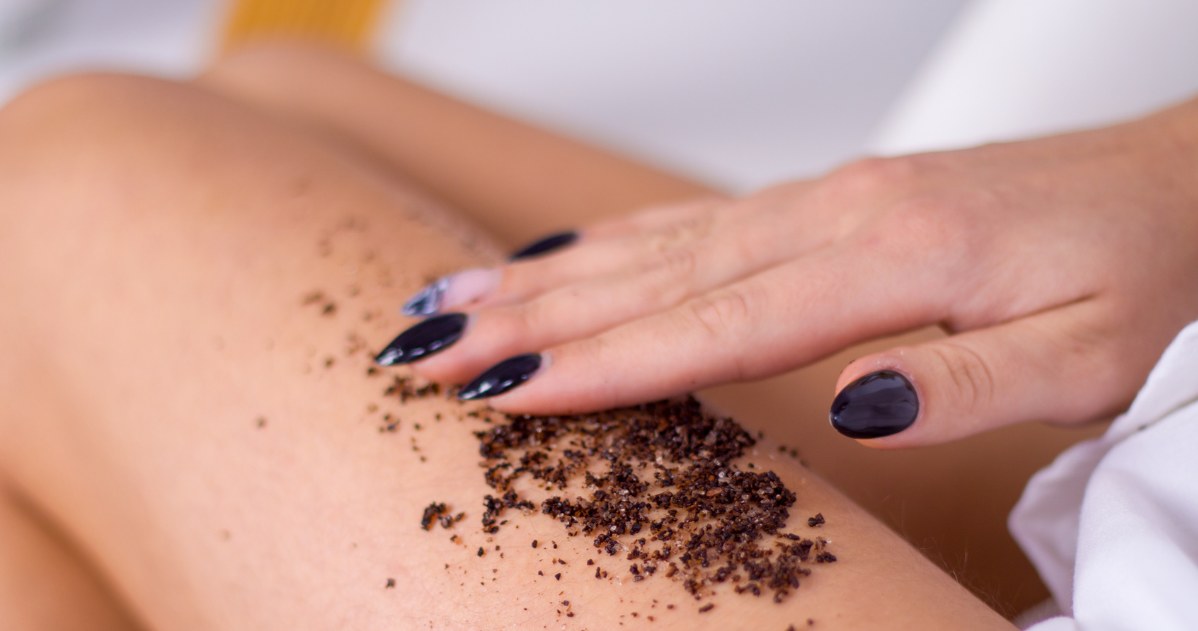 Kawowy peeling to najlepszy sposób na poprawę krążenia oraz walkę z cellulitem /123RF/PICSEL