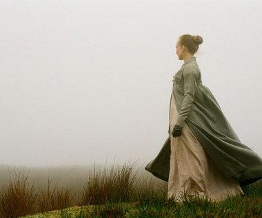 Kaya Scodelario w scenie z filmu "Wichrowe wzgórza"