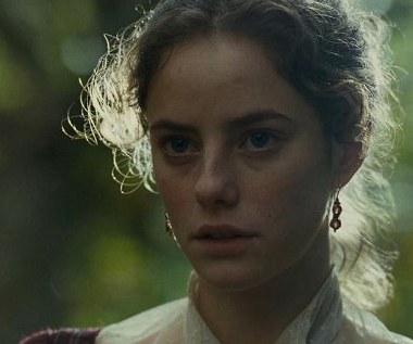 Kaya Scodelario w scenie z filmu "Wichrowe wzgórza"