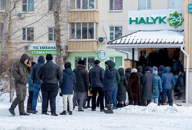 Kazachowie w kolejce przed bankiem do w centrum Nur-Sultan, stolicy kraju. /RADMIR FAHRUTDINOV /PAP/EPA
