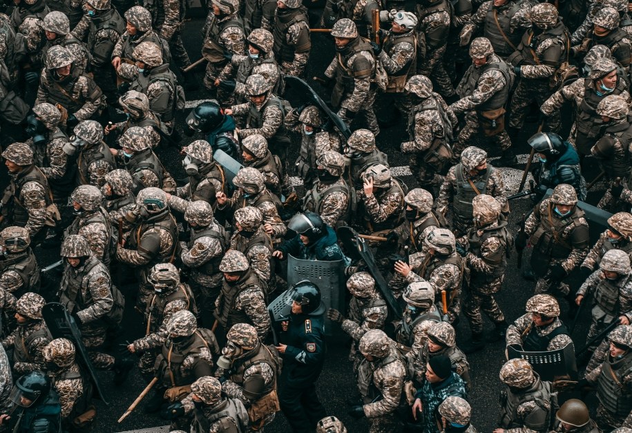 Kazachscy policjanci podczas zamieszek w Ałmaty. /ALEXANDER KUZNETSOV /PAP/EPA