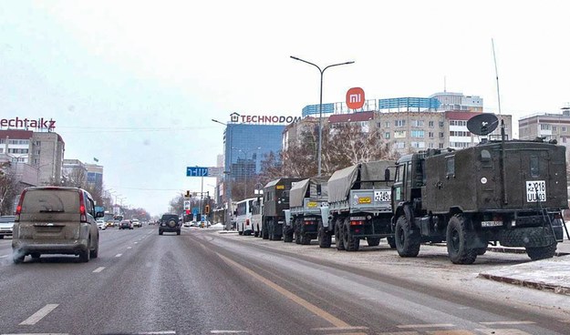 Kazachskie pojazdy wojskowe w centrum Nur-Sultan, stolicy kraju. /RADMIR FAHRUTDINOV /PAP/EPA