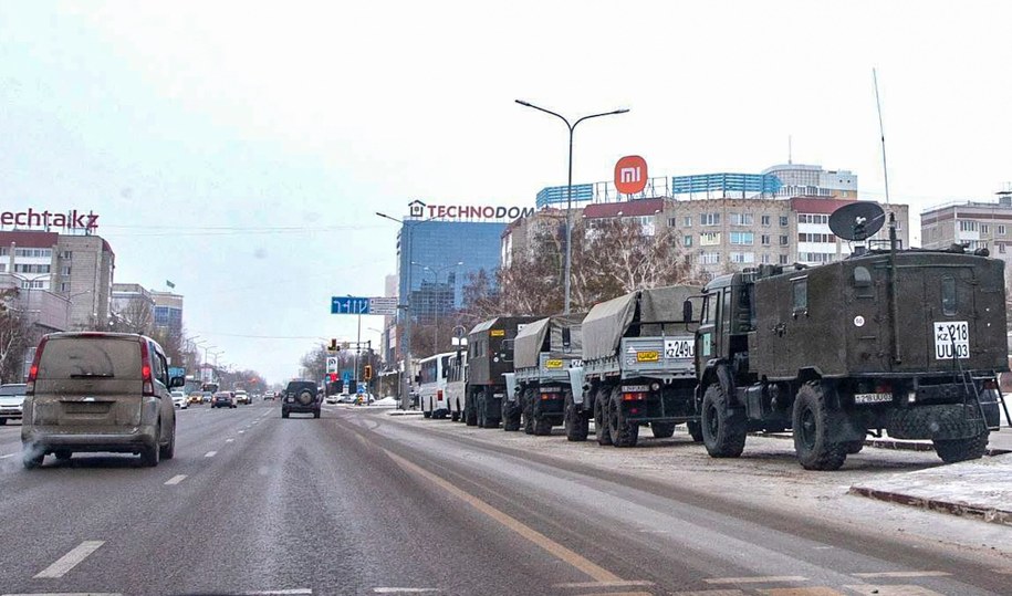 Kazachskie pojazdy wojskowe w centrum Nur-Sultan, stolicy kraju. /RADMIR FAHRUTDINOV /PAP/EPA
