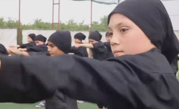 "Kazali nam zabijać rodziców, bo to niewierni". Wstrząsające wyznania 12-latka porwanego przez ISIS