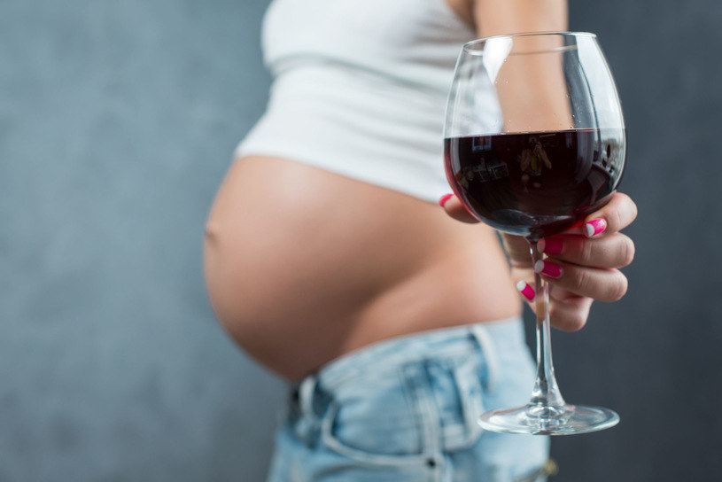 Każda ilość alkoholu szkodzi przyszłej matce i jej nienarodzonemu dziecku /123RF/PICSEL