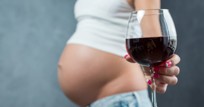 Każda ilość alkoholu szkodzi przyszłej matce i jej nienarodzonemu dziecku /123RF/PICSEL