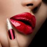 Każda kobieta marzy o tej szmince. W Rossmannie znajdziesz podobną za 100 zł mniej!