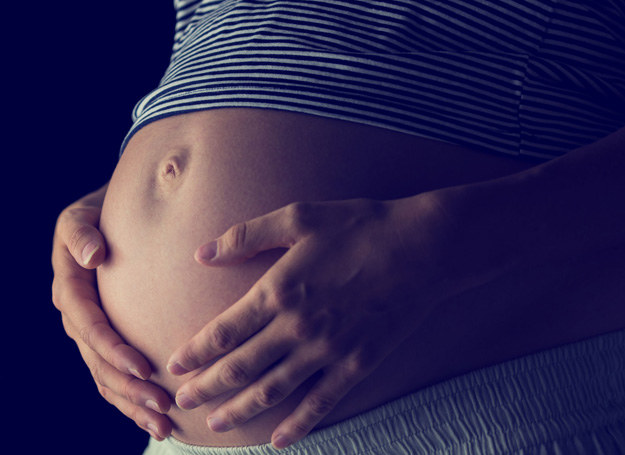 Każda kobieta przeżywa swoją ciążę i poród inaczej, jednak na te indywidualne różnice w podejściu nakładają się również wierzenia, normy i zwyczaje uwarunkowane kulturowo. /123RF/PICSEL