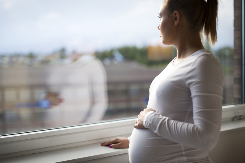 Każda pracująca mama ma prawo pobierać zasiłek macierzyński. Niepracującym przysługuje tzw. kosiniakowe /123RF/PICSEL