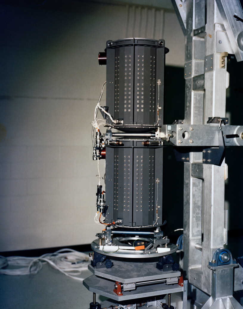 Każda sonda NASA Voyager jest wyposażona w trzy radioizotopowe generatory termoelektryczne (RTG). RTG  przekształcają ciepło wytwarzane w wyniku rozpadu plutonu-238 na energię elektryczną. /NASA