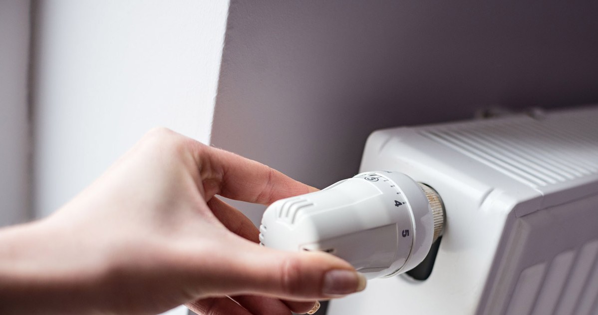 Każda spółdzielnia czy wspólnota może mieć własny regulamin określający zasady korzystania z ogrzewania. /123RF/PICSEL