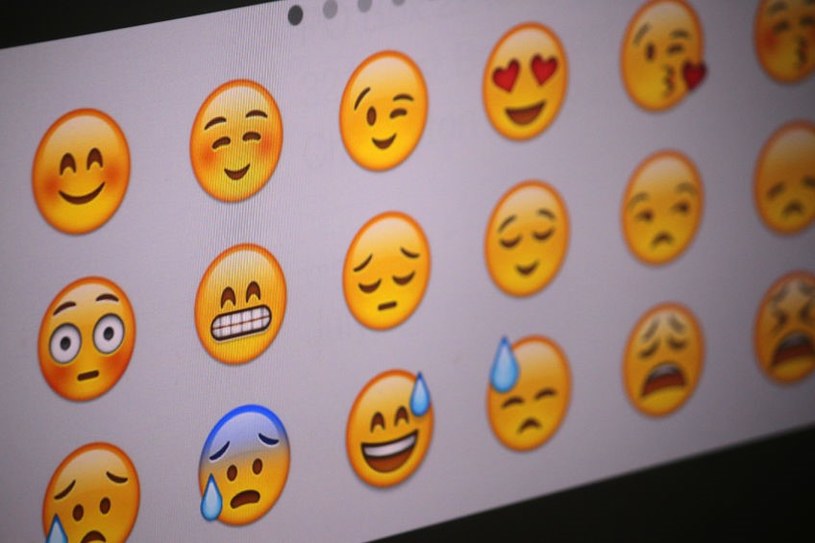 Każde emoji ma nieco inne znaczenie /123RF/PICSEL