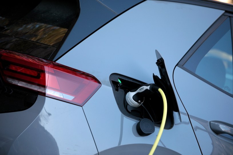 Każde ładowanie samochodu elektrycznego zwiększa w Polsce... emisję CO2 /Getty Images