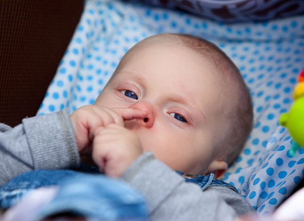 Każde niemowlę głuży - ten etap pojawia się u wszystkich maluchów, nawet u tych, które mają niedosłuch lub nie słyszą. /123RF/PICSEL
